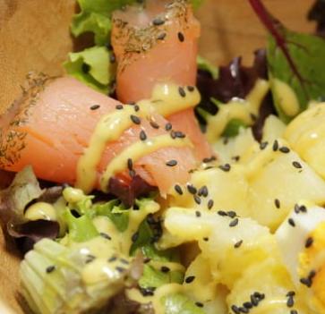 Ensalada de verduras y patatas al vapor con salmón marinado y mayonesa de eneldo 